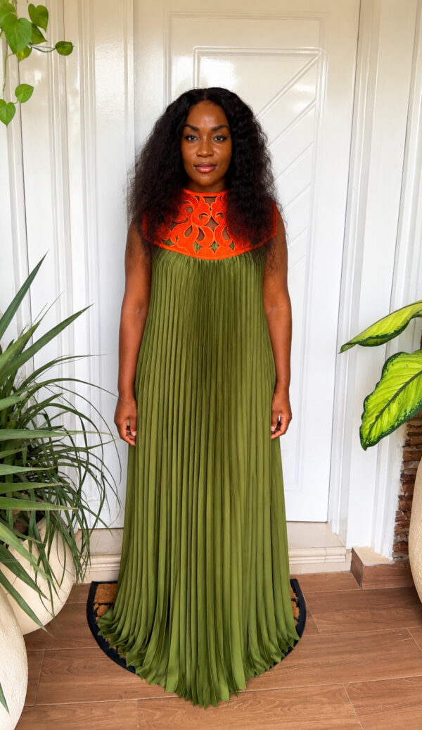 VELOURA Single Pleat with Cape